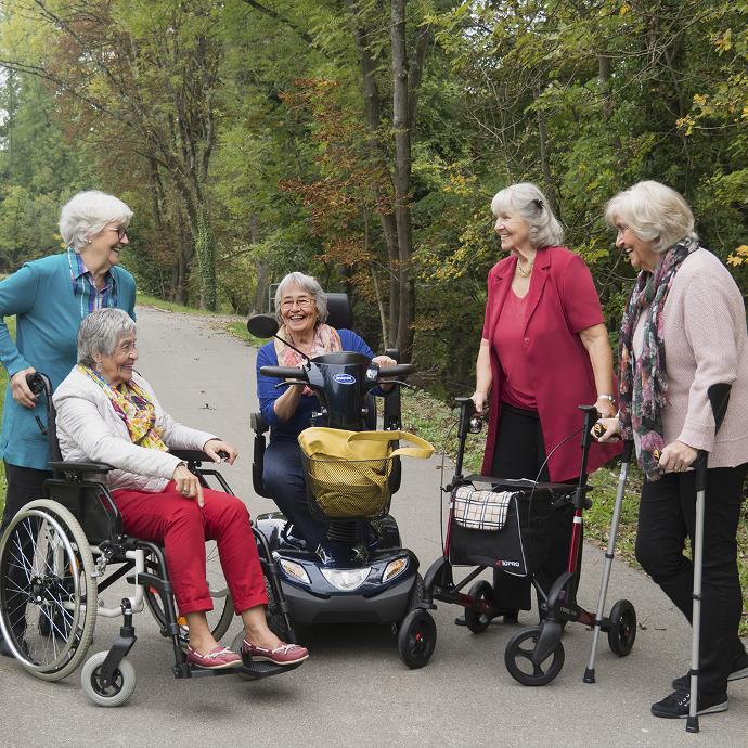 Frauen mit Gehhilfen