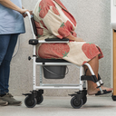 Dusch- und Toilettenrollstuhl KAKADU mit 4 arretierbaren 5” Rädern – Mobilex