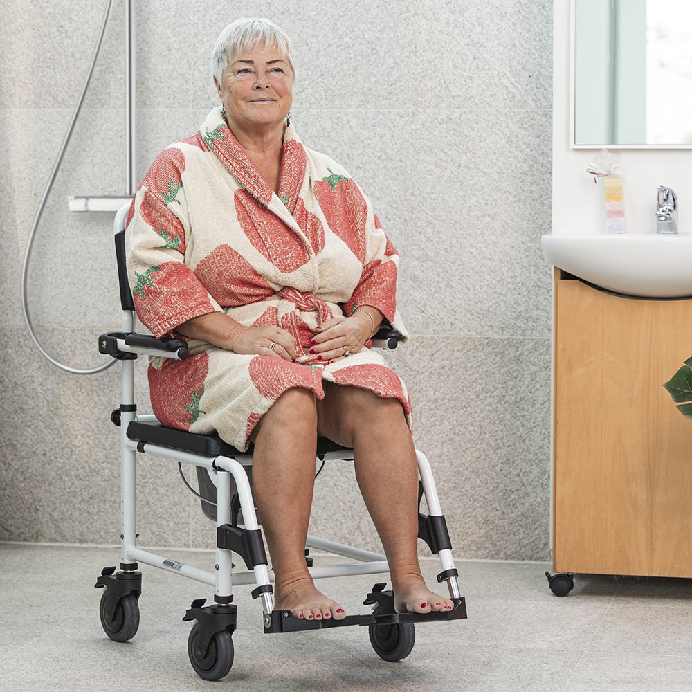 Dusch- und Toilettenrollstuhl KAKADU mit 4 arretierbaren 5” Rädern – Mobilex
